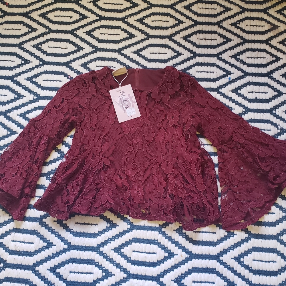 Gorgeous boutique lace top with belle sleeves